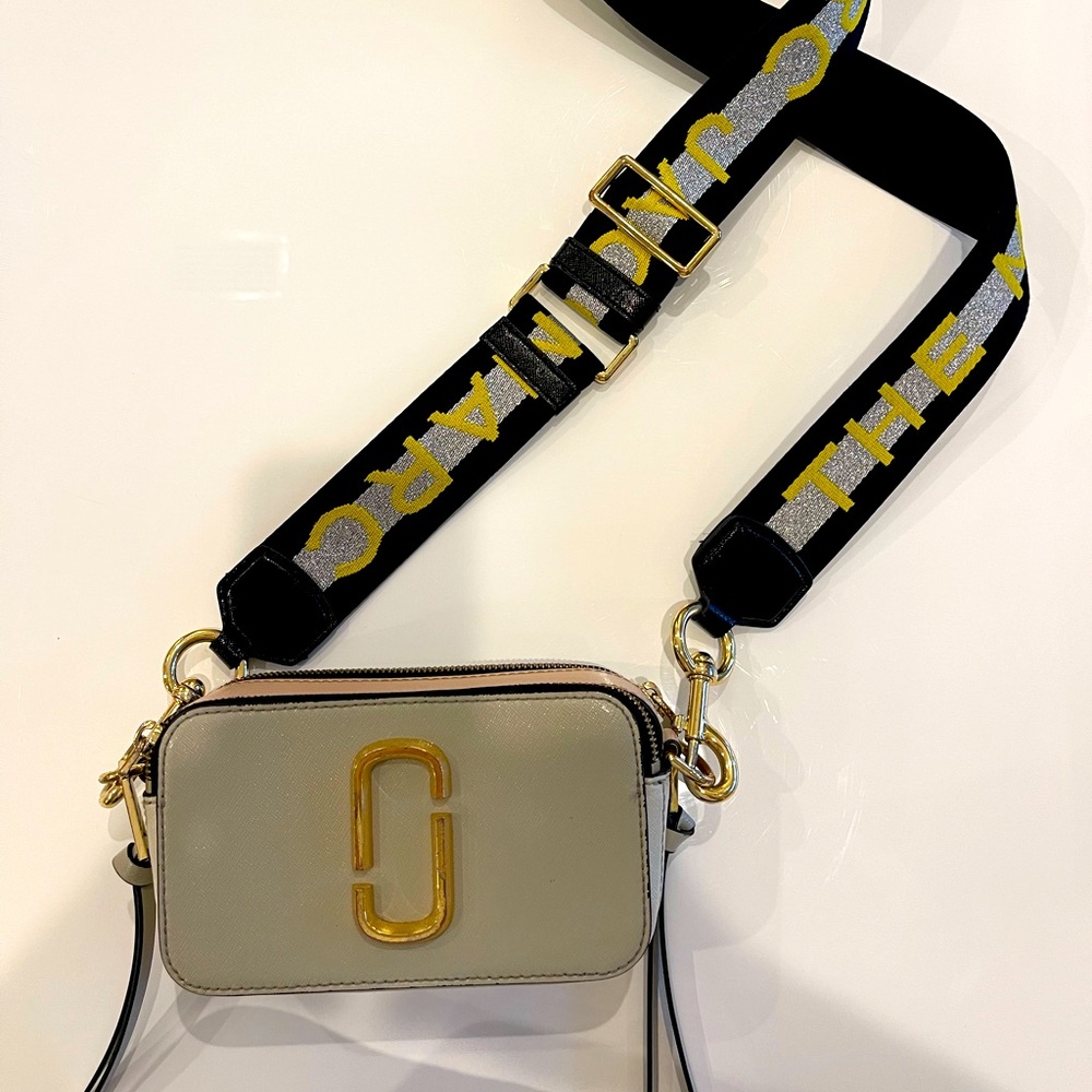 Marc Jacobs snapshot bag. Like new leather. Has some scratches on the logo.